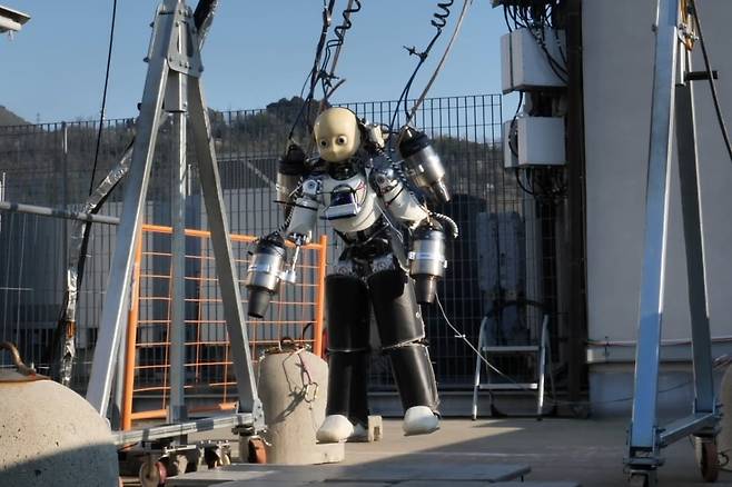 이탈리아공대 연구진이 개발한 휴머노이드 ‘아이론 큐브3’가 공중으로 떠오르는 모습. 지면 위 50㎝까지 상승했다. 휴머노이드로서는 세계 첫 비행을 기록했다. 이탈리아공대 연구진 제공