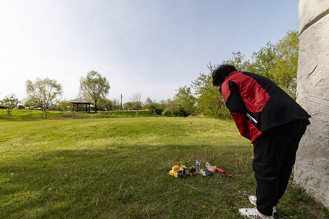 삼풍백화점 참사 희생자 유족이 서울 마포구 노을공원(구 난지도매립지)에서 공터를 향해 절을 하고 있다. 1995년 삼풍백화점 참사 당시 무너진 백화점 잔해가 이곳에 묻혔고, 일부 실종자의 유해는 이곳에서 수습됐다. 재난피해자권리센터 우리함께 제공