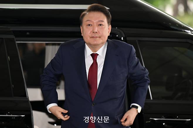 윤석열 전 대통령이 내란 특검 조사를 위해 지난 28일 서울 서초구 서울고검에 출석하고 있다. 정효진 기자