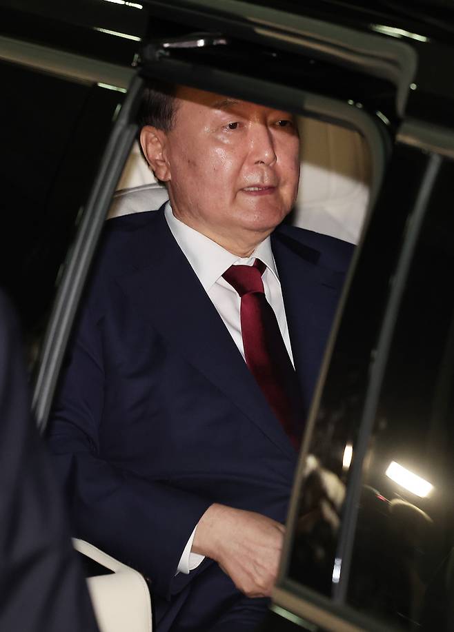 잠시 귀가 지난 28일 내란 특검팀에 출석해 조사를 받은 윤석열 전 대통령이 29일 새벽 특검팀이 입주한 서울 서초구 서울고검 청사에서 나와 차량에 탑승해 있다. 연합뉴스