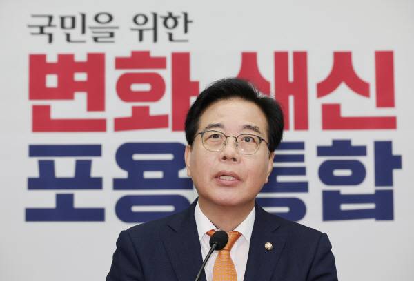 국민의힘 송언석 원내대표가 27일 서울 여의도 국회에서 열린 의원총회에서 발언하고 있다. 연합뉴스