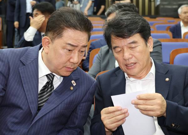 대화하는 김병기 당 대표 직무대행과 문진석 원내수석부대표. 연합뉴스