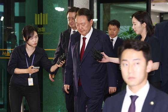 Former President Yoon Suk Yeol exits the Seoul High Prosecutors’ Office building in Seocho District, southern Seoul on June 29. [JOINT PRESS CORPS]