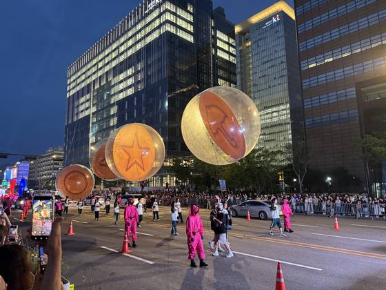 A parade to celebrate the grand finale of Netflix's global hit series ″Squid Game″ (2021-) was held in central Seoul on June 28. The image features the dalgona (melted Korean sugar canday) that appeared on the show. [KIM -JI-YE]