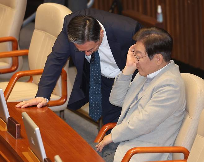 이재명 대통령(오른쪽)이 더불어민주당 대표를 맡고 있던 때, 정성호 의원과 국회 본회의장에서 대화하고 있는 모습. 연합뉴스