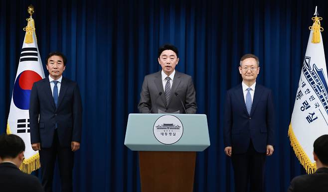 강훈식 대통령비서실장(가운데)이 29일 서울 용산 대통령실 청사에서 이재명 대통령의 수석비서관 추가 인선을 발표하고 있다. 왼쪽부터 전성환 경청통합수석비서관, 강 비서실장, 봉욱 민정수석비서관. 연합뉴스