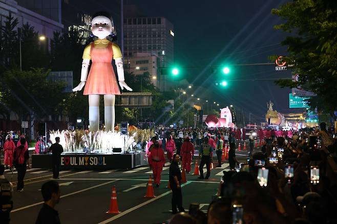 서울 세종대로에서 지난 28일 '오징어 게임 시즌3' 퍼레이드 행사가 진행되고 있다. 연합뉴스