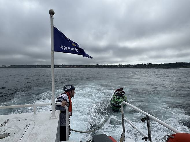 제주 서귀포 해상서 표류하던 수상오토바이 예인. 서귀포해양경찰서 제공