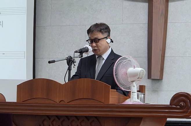 고성선 목사가 29일 인천 부평 행복한 교회에서 설교하고 있다.