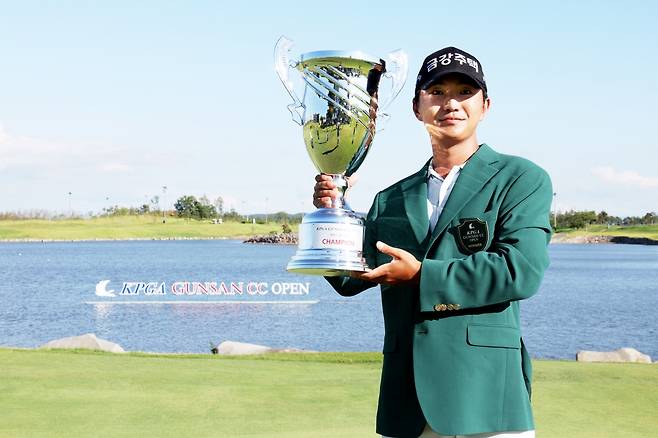 29일 전북 군산시 군산CC 토너먼트 코스에서 열린 KPGA투어 군산CC오픈에서 2주 연속 우승에 성공한 옥태훈이 트로피를 들고 포즈를 취하고 있다. KPGA