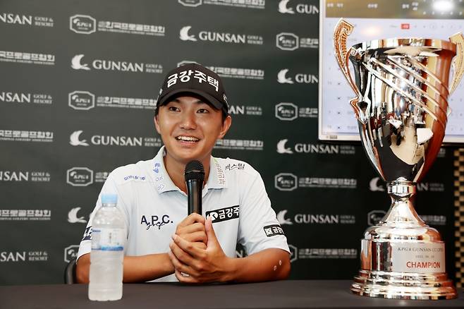 29일 전북 군산시 군산CC 토너먼트 코스에서 열린 KPGA투어 군산CC오픈에서 2주 연속 우승에 성공한 옥태훈이 기자회견에서 질문에 답하고 있다. KPGA