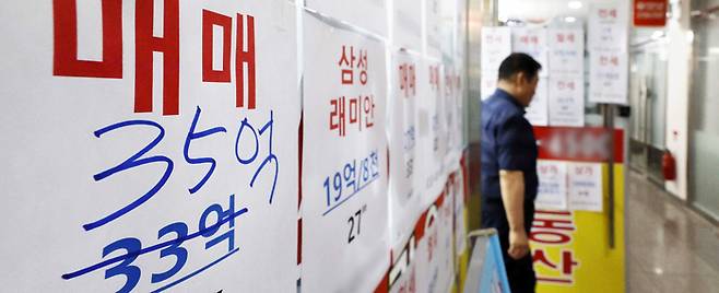 지난 27일 서울 송파구의 한 공인중개사무소 앞에 아파트 거래 금액이 붙어 있다. [김호영 기자]