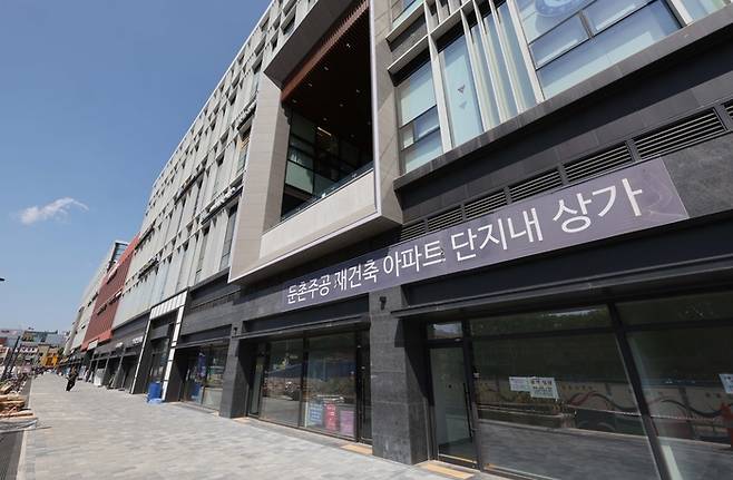 서울 강동구 올림픽파크포레온아파트(둔촌주공재건축) 스테이션5 상가에 임대를 알리는 안내문이 붙어 있다. [한주형 기자]