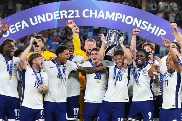 잉글랜드는 29일(한국시간) 슬로바키아 블라티슬라바의 테엘네 폴레에서 열린 독일과의 2025 UEFA U-21 챔피언십 결승에서 연장 혈전 끝 3-2 승리, 우승했다. 사진=AP=연합뉴스