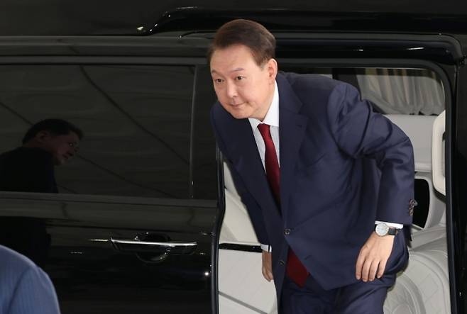 윤석열 전 대통령이 28일 오전 대면 조사를 받기 위해 서울 서초구 서울고검에 마련된 내란특검 사무실로 출석하고 있다. /사진=뉴스1(공동취재)