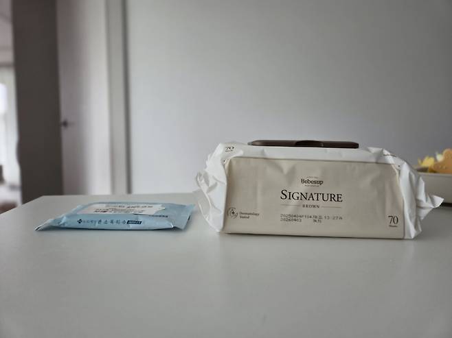 (왼쪽)아이를 키우기 전 내가 알던 물티슈. (오른쪽)아이를 키우면서 쓰게 된 물티슈. /사진=최우영 기자