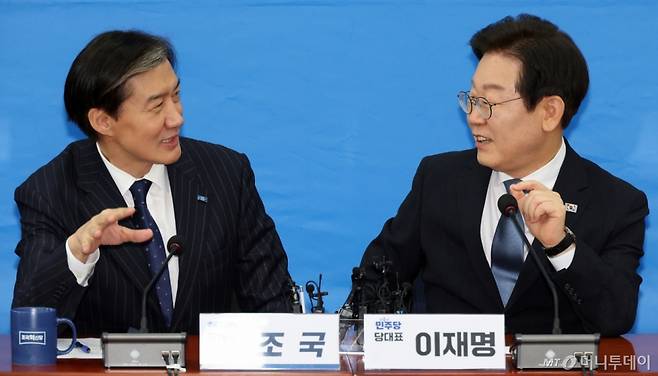 [서울=뉴시스] 조성우 기자 = 이재명(오른쪽) 더불어민주당 대표가 21일 오후 서울 여의도 국회에서 조국 조국혁신당 대표를 예방해 대화하고 있다. 2024.08.21. xconfind@newsis.com /사진=조성우