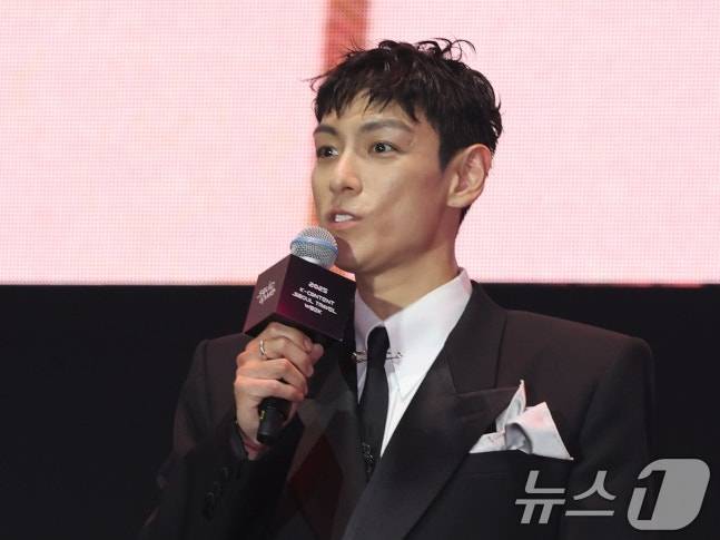 그룹 빅뱅 출신 배우 최승현(탑)이 지난 28일 오후 서울광장에서 열린 오징어 게임 시즌3 글로벌 피날레 무대인사에서 발언을 하고 있다./사진=뉴스1