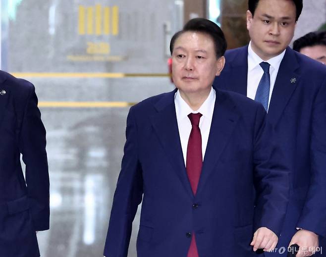 [서울=뉴시스] 이영환 기자 = 내란특검 대면조사를 마친 윤석열 전 대통령이 29일 오전 서울 서초구 서울고검에 마련된 내란특검 사무실에서 나와 귀가하고 있다. (공동취재) 2025.06.29. photo@newsis.com /사진=