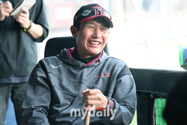 14일 서울 잠실야구장에서 열린 '2025 신한 SOL BANK KBO리그' 키움 히어로즈와 LG 트윈스 경기.LG 염경엽 감독이 경기 전 기자들과 인터뷰를 하며 미소를 짓고 있다./마이데일리