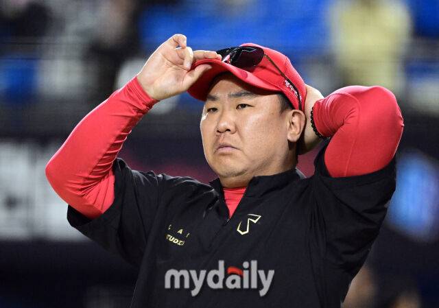 2025년 6월 4일 오후 서울 잠실구장에서 진행된 '2025 신한 SOL뱅크 KBO 리그' KIA 타이거즈와 두산 베어스의 경기.KIA 이범호 감독이 8-3으로 승리한 뒤 기뻐하고 있다.