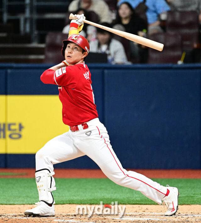 2025년 6월 18일 오후 서울 고척스카이돔에서 열린 '2025 신한 SOL뱅크 KBO 리그' SSG 랜더스와 키움 히어로즈의 경기. SSG 박성한이 4회초 2사 후 타격하고 있다./마이데일리