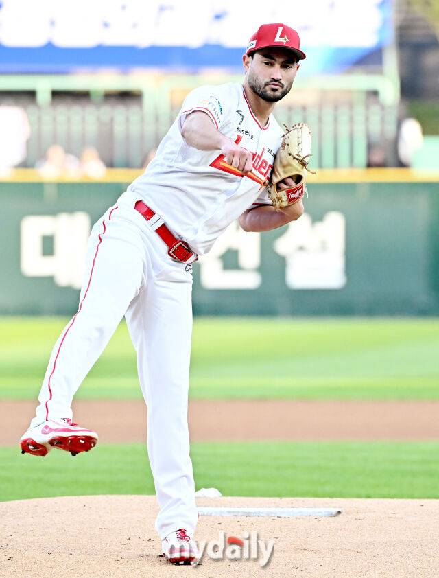 29일 오후 인천광역시 문학동 SSG랜더스필드에서 진행된 '2025 프로야구 KBO리그' SSG랜더스와 삼성라이온즈의 경기. SSG 화이트가 선발등판해 역투하고 있다./마이데일리