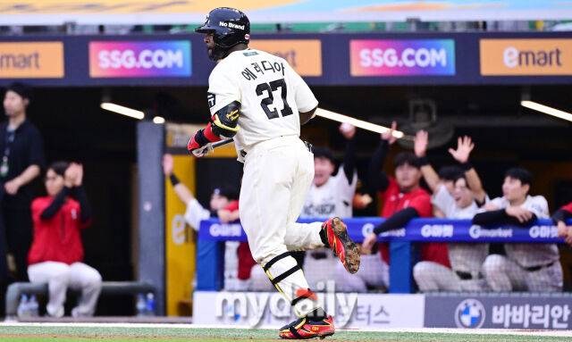 15일 오후 인천SSG랜더스필드에서 진행된 '2025 프로야구 KBO리그' 롯데-SSG의 경기. SSG 에레디아가 6회말 롯데 선발 이민석을 상대로 선제 솔로 홈런을 때린 뒤 그라운드를 돌고 있다./마이데일리