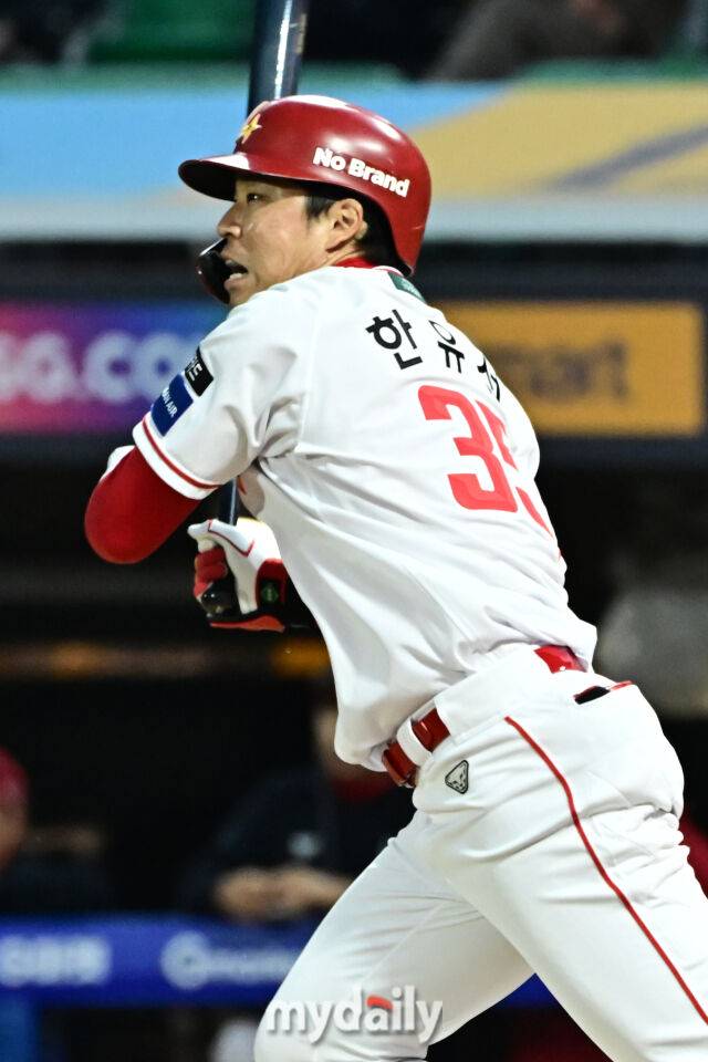 17일 인천 SSG랜더스필드에서 열린 '2025 신한 SOL BANK KBO리그' 한화 이글스와 SSG랜더스 경기. SSG 한유섬이 3회말 1사에 안타를 치고 있다./마이데일리