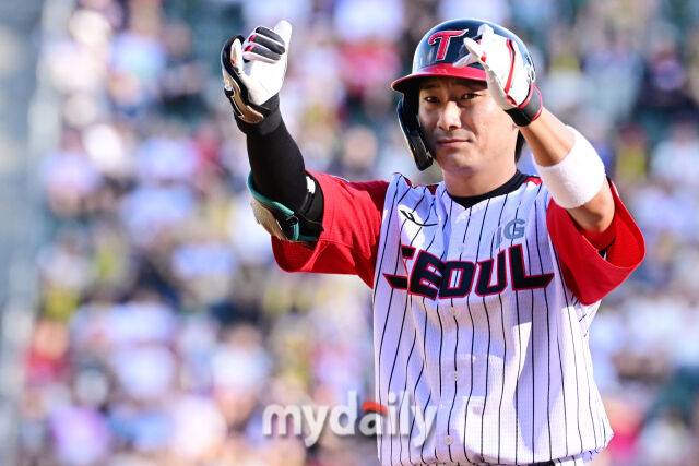 29일 오후 서울 잠실야구장에서 진행된 '2025 프로야구 KBO리그' KIA-LG의 경기.LG 신민재가 3회말 1사 2루에서 적시타를 때린 뒤 세리머니를 펼치고 있다./잠실=곽경훈 기자