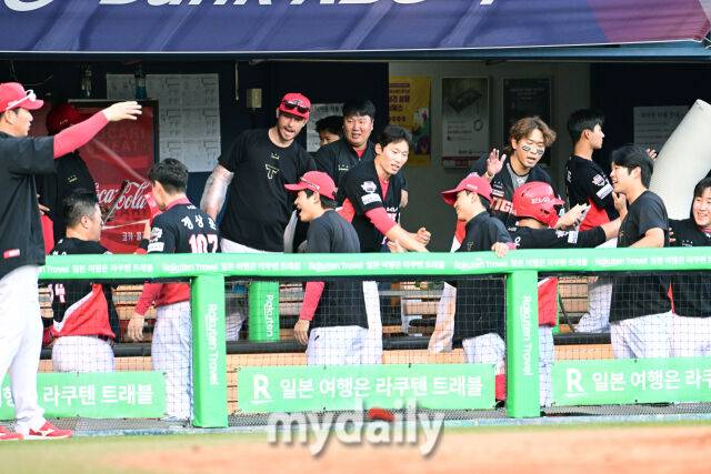 29일 오후 서울 잠실야구장에서 진행된 '2025 프로야구 KBO리그' KIA-LG의 경기.기아가 0-1로 뒤지던 6회말 6득점으로 역전에 성공한 뒤 기뻐하고 있다./잠실=곽경훈 기자