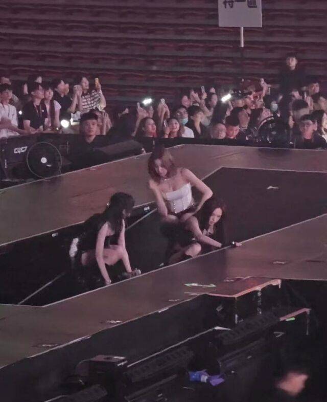 그룹 베이비몬스터가 리프트 장치에서 문제가 발생해 아찔한 상황을 겪었다. / 베이비몬스터 팬 X(트위터) 계정 캡처