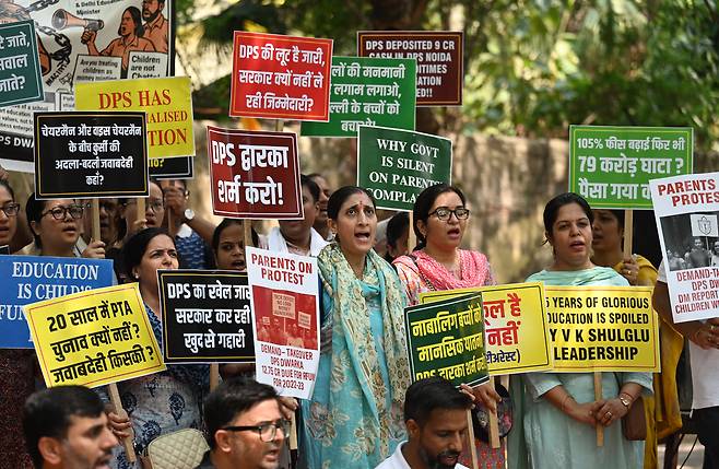 지난 14일(현지시간) 인도 뉴델리에 위치한 사립학교 델리 퍼블릭 스쿨 드와르카(DPS)의  학부모들이 잔타르 만타르에서 학교 측의 부당한 등록금 인상을 비판하며 시위를 벌이고 있다. [게티이미지]