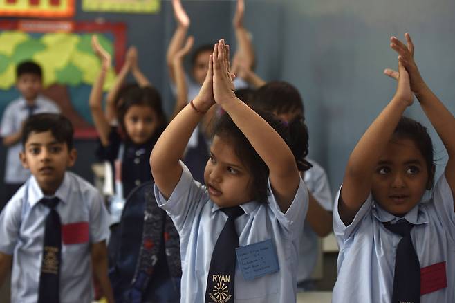 지난 2022년 4월 인도 노이다의 한 사립학교에서 학생들이 수업에 참여하는 모습. [게티이미지]