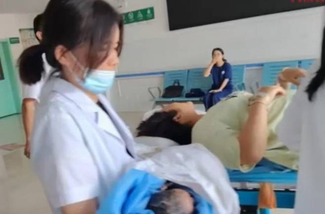 중국의 한 여성이 점심 식사 후 복통을 느껴 병원을 찾았다가 초음파 검사 도중 갑작스럽게 출산하는 황당한 일이 벌어졌다. [시나뉴스 캡처]