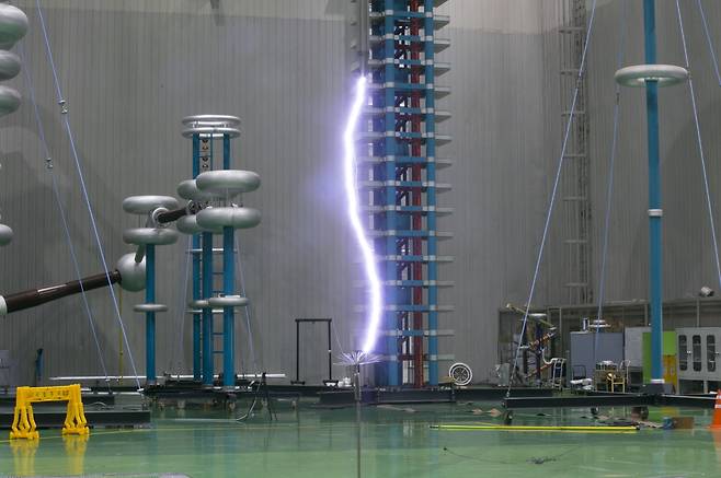 한국전기연구원(KERI) 고전압 시험동에서 진행되는 인공 낙뢰(번개) 모의 시험.[KERI 제공]