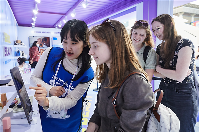 서울관광재단이 개최한 서울페스타에서 외국인들이 한국 뷰티제품 쇼핑에 관심을 보이고 있다.