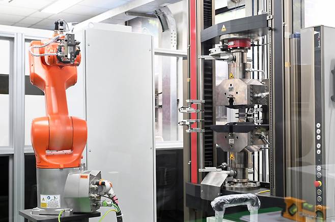 인간의 개입 없이 인장 시험을 수행하는 로봇 팔 활용 자동 인장기.[한국재료연구원 제공]