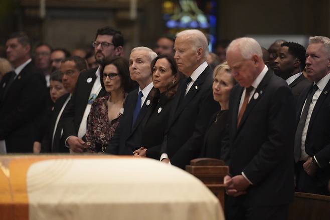 지난 14일(이하 현지시간) 자택에서 괴한의 총격에 사망한 미국 미네소타주 멜리사 호트먼 주하원의원 부부 장례식에 참석한 조 바이든(앞줄 오른쪽 세 번째부터) 전 대통령과 카멀라 해리스 전 부통령. 장례식은 28일 열렸다. [AP]