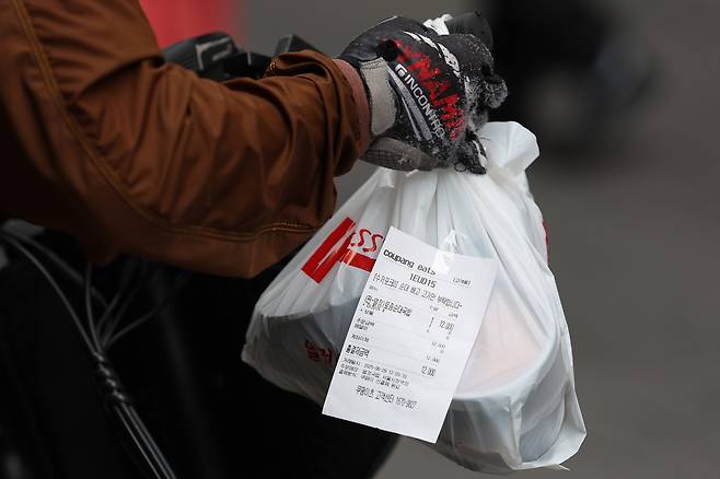 29일 음식 배달 플랫폼에서 주문된 음식이 배달되고 있는 모습   [연합]