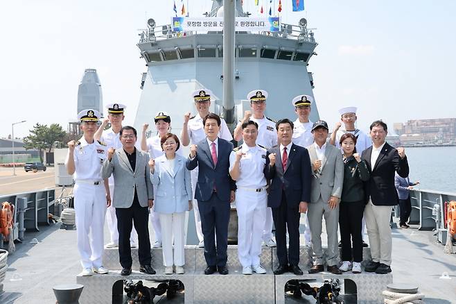 포항시는 28일 대한민국 해군 1함대사령부 포항함(FFG)과 자매결연 협약을 체결했다.[포항시 제공]