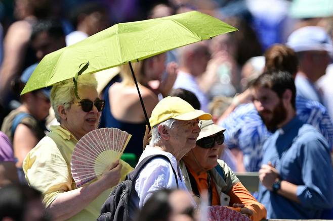 2025년 6월 29일, 바티칸 성 베드로 광장. 교황 레오 14세가 사도 궁 창가에서 삼종기도(앙젤루스) 중 군중을 향해 연설하는 동안 사람들이 태양볕을 피하기 위해 애쓰는 모습. [AFP]