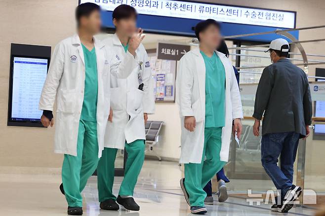 [서울=뉴시스] 권창회 기자 = 지난 25일 서울 시내 대학병원에서 의료진들이 이동하고 있다. 2025.06.25. kch0523@newsis.com