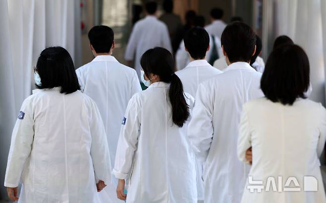 [서울=뉴시스] 홍효식 기자 = 의정 갈등이 1년째 지속되는 가운데 치러진 올해 전문의 1차 자격시험 합격자가 전년도 대비 5분의 1 수준에 그쳤다.대한의학회는 올해 전문의 자격시험 1차 시험에 응시한 534명 중 500명이 합격했다고 17일 밝혔다. 지난해 합격자 2718명의 18.4% 수준이다.18일 서울 시내 한 대학병원에서 의료진들이 이동하고 있다. 2025.02.18. yesphoto@newsis.com
