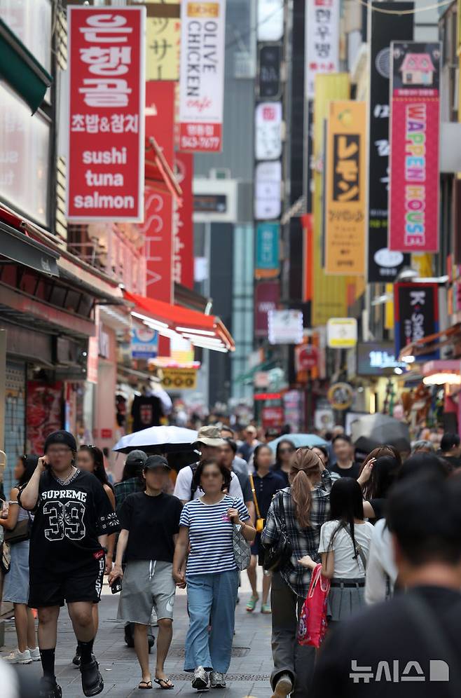 [서울=뉴시스] 김선웅 기자 = 정부가 30조5000억원 규모의 2차 추가경정예산(추경)안을 편성했다. 정부는 19일 이재명 대통령 주재로 국무회의를 열고 2차 추경안을 심의·의결했다. 이번 추경으로 인해 늘어나는 재정 지출은 20조2000억원으로 경기 진작과 민생 회복을 위해 전 국민 민생회복 소비 쿠폰 지급, 사회간접자본 투자, 취약 소상공인 채무 조정 등의 사업들을 추진할 계획이다. 나머지 10조3000억원은 세입 예산 규모를 조정하는 '세입 경정'이다. 19일 서울 시내 상점가에서 시민들이 오가고 있다. 2025.06.19. mangusta@newsis.com