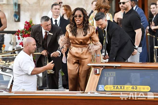 [베네치아=AP/뉴시스] 스타 앵커 출신의 오프라 윈프리가 6월 28일 베네치아에서 베조스 결혼식에 가기 위해 수상 택시에 오르고 있다. 2025. 06.29.