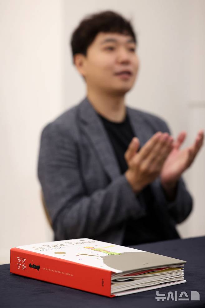 [서울=뉴시스] 박진희 기자 = 한지호 피아니스트가 지난 23일 서울 서초구 스타인웨이갤러리에서 인터뷰를 하고 있다. 2025.06.28. pak7130@newsis.com