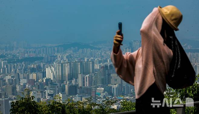 [서울=뉴시스] 정병혁 기자 = 27일 서울 중구 남산에서 서울시내 아파트가 보이고 있다. 정부가 오는 28일부터 수도권·규제지역 내 주택담보대출(주담대) 최대한도를 6억원으로 제한한다. 생애 최초 주택구입 목적 주택담보대출 주택담보인정비율(LTV)도 현행 80%에서 70%로 강화한다. 정부는 긴급 가계부채 점검회의를 열고 가계대출 총량관리목표 50% 감축, 수도권·규제지역 추가 주택구입 목적 주담대 금지, 수도권·규제지역 주담대 한도 6억원 제한, 수도권·규제지역 생애최초 LTV 80%→70% 강화 및 6개월 내 전입의무 등 수도권에 집중된 가계부채 관리방안을 확정했다. 2025.06.27. jhope@newsis.com