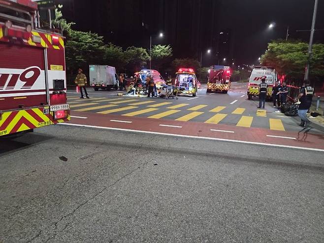 [세종=뉴시스] 29일 새벽 세종시 아름동 교차로에서 오토바이가 1t 트럭과 충돌한 사고 현장에 출동한 구급대가 구조에 나서고 있다. (사진=세종소방서 제공) 2025.06.29. photo@newsis.com  *재판매 및 DB 금지