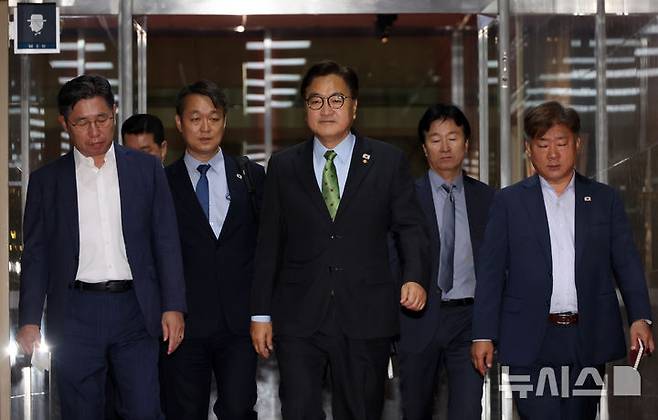 [서울=뉴시스] 고승민 기자 = 우원식 국회의장이 27일 서울 여의도 국회 의장실로 출근하고 있다. 2025.06.27. kkssmm99@newsis.com